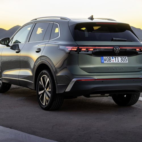 2025-volkswagen-tiguan-cipressino-green-static-5