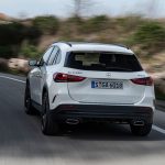 Mercedes-Benz GLA 250 digitalweiß; Leder zweifarbig - classicrot/schwarz // Mercedes-Benz GLA 250 digital white; Leather, two-tone - classic red/blackKraftstoffverbrauch kombiniert: 6,7-6,5 l/100 km; CO2-Emissionen kombiniert: 153–148 g/km //
Fuel consumption combined: 6.7-6.5 l/100 km; combined CO2 emissions: 153-148 g/km