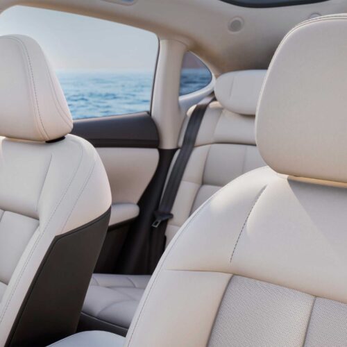 customIM_model-im6_trim-launch_bodyColour-black_interiorColour-white_angel-interiorSeatFront-scaled